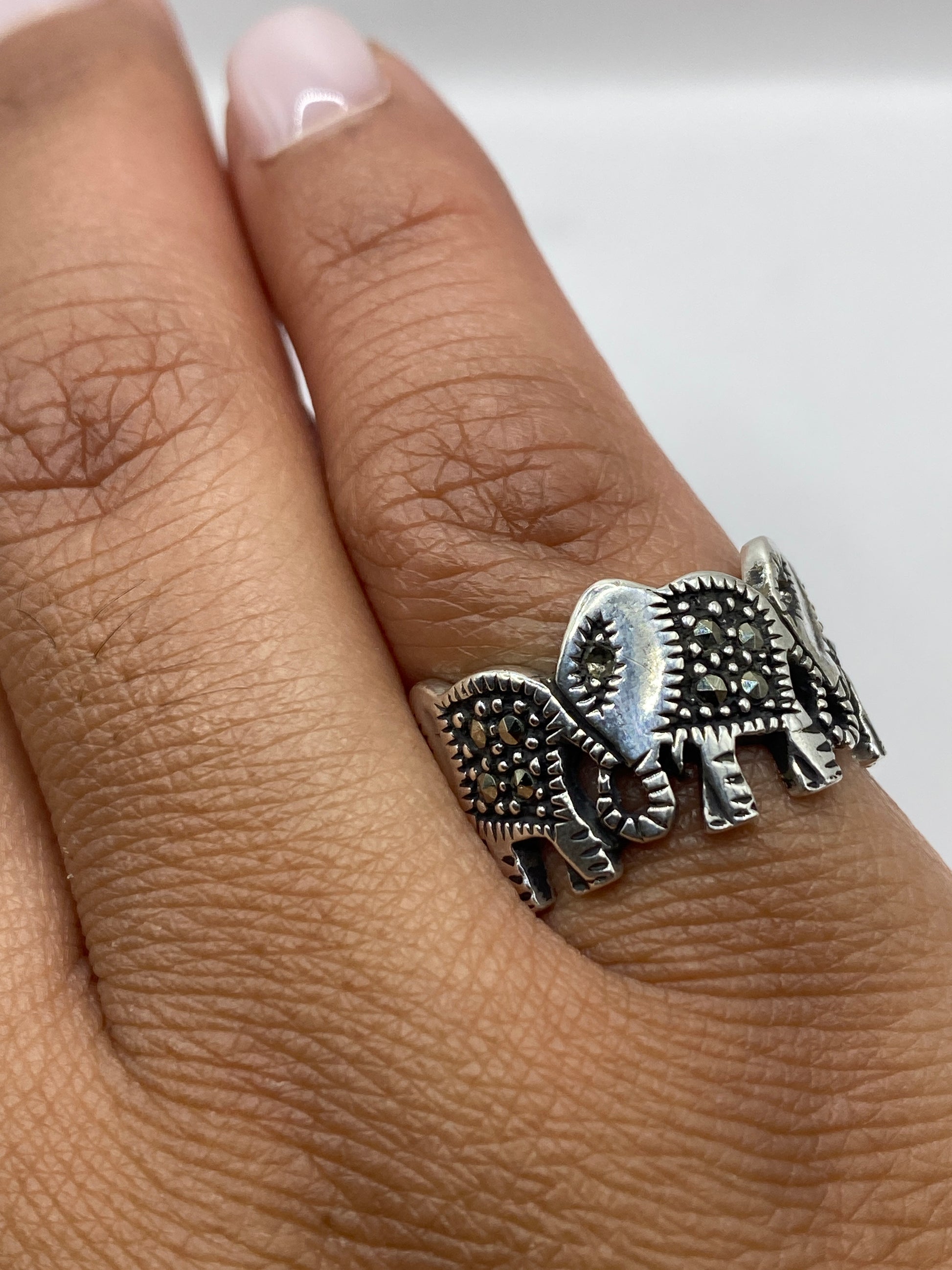 Anillo sobre fondo blanco con el peso de 4.0 gramos visible