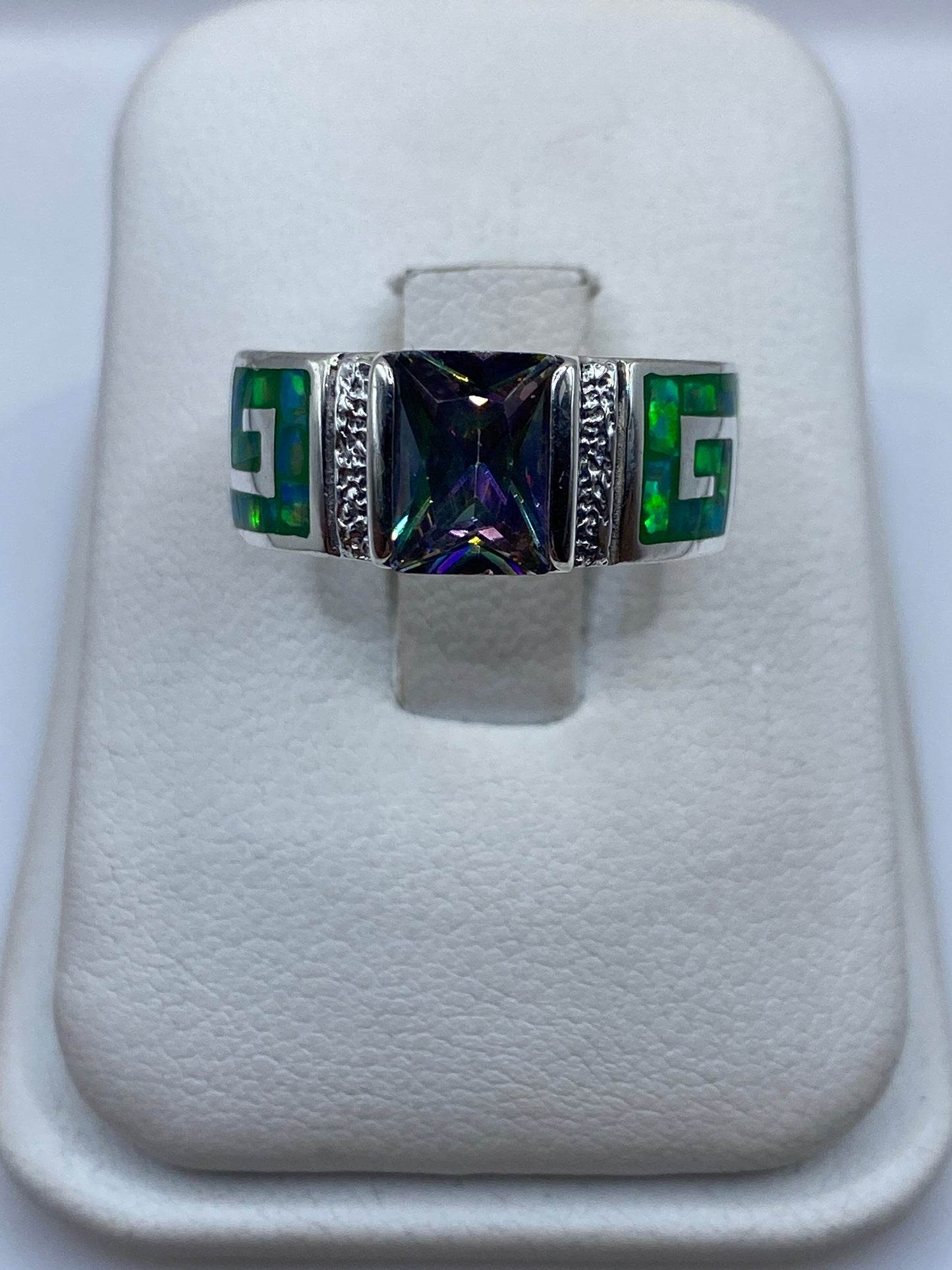 Anillo de plata .950 con ópalo de fuego verde limón y reflejos azules, diseño geométrico moderno