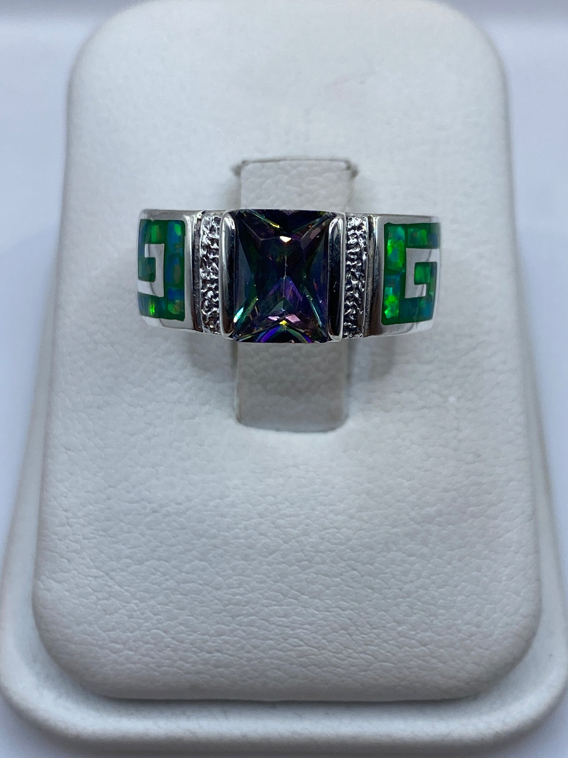 Anillo de plata .950 con ópalo de fuego verde limón y reflejos azules, diseño geométrico moderno