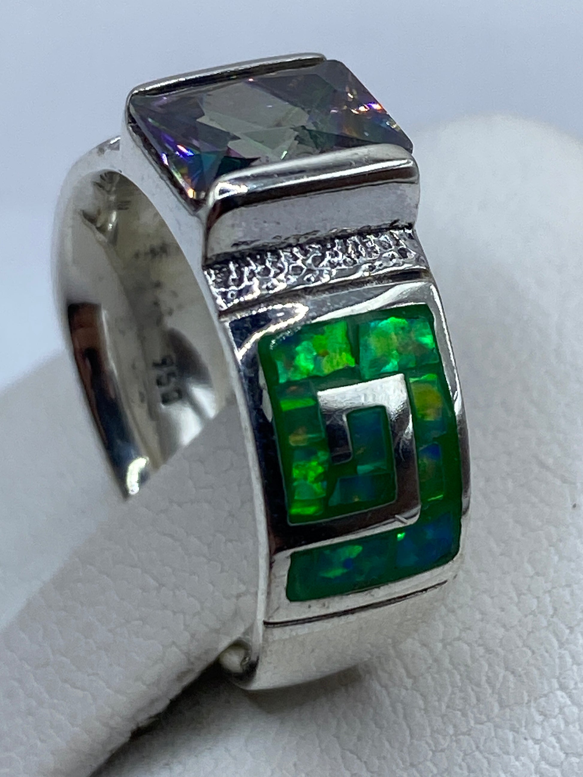 Detalle lateral del anillo con banda de plata .950 y sello de autenticidad