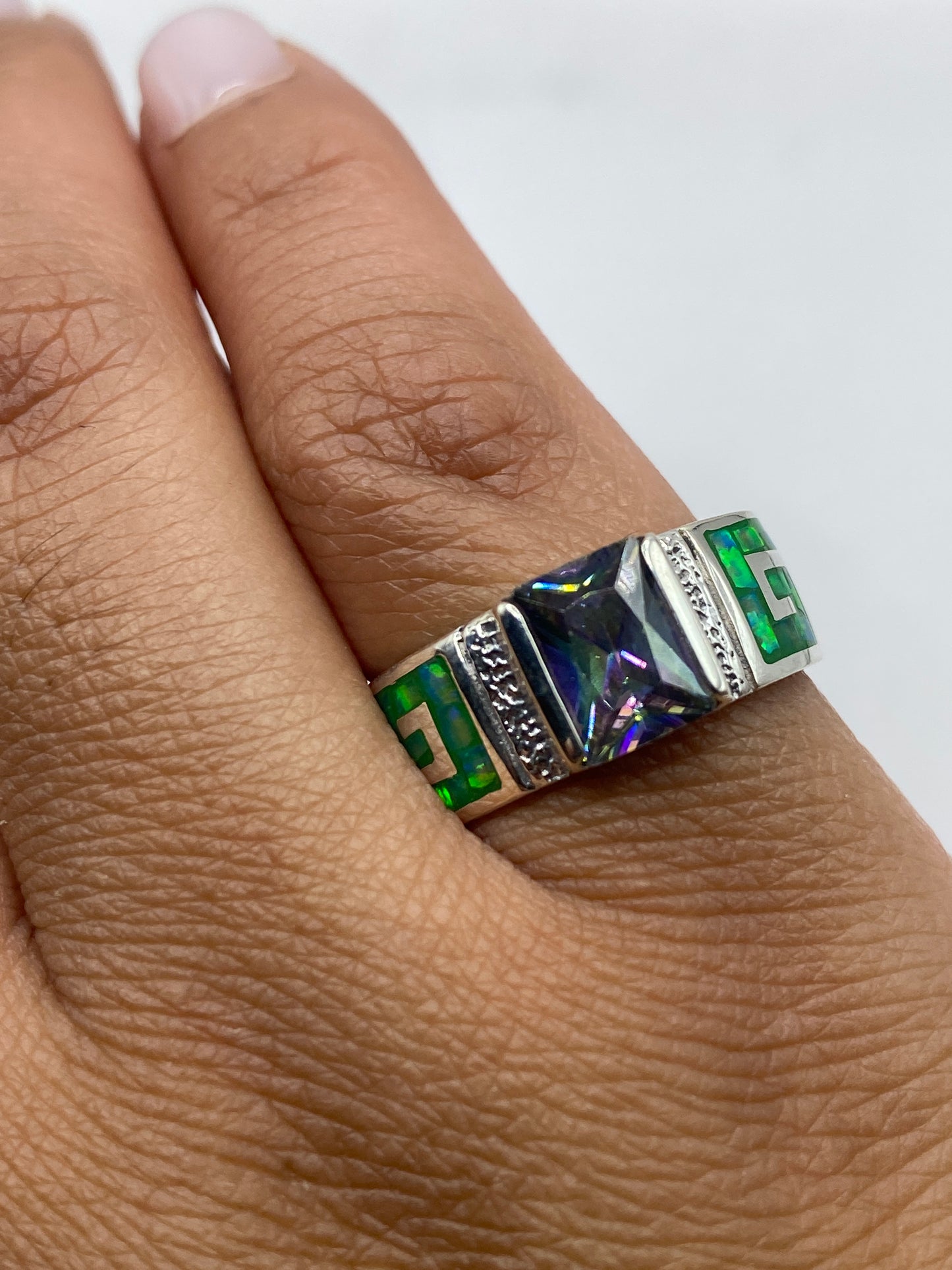 Anillo puesto en mano mostrando la luminosidad del ópalo verde limón