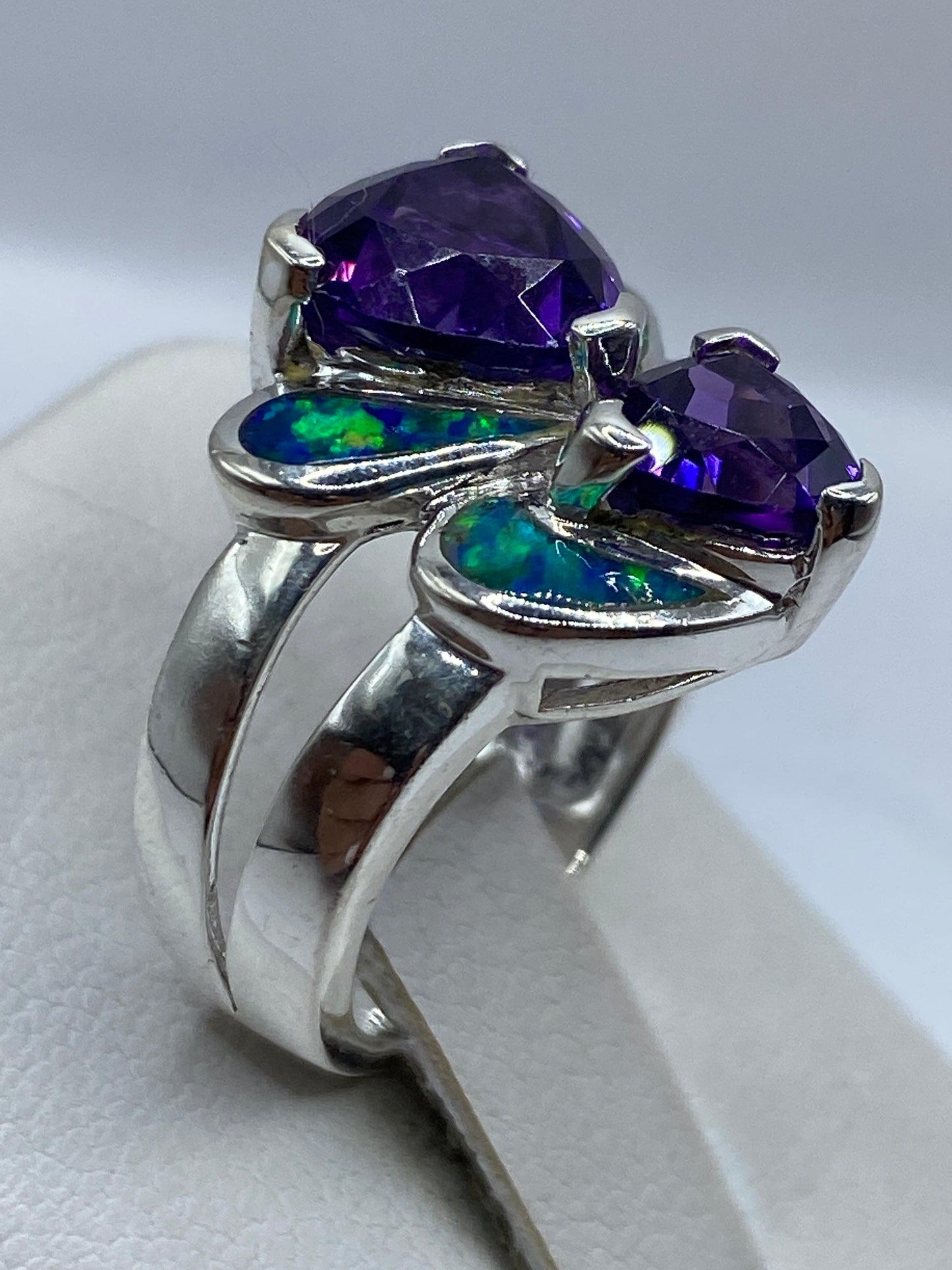 Detalle del engaste artesanal en plata .925 alrededor del ópalo