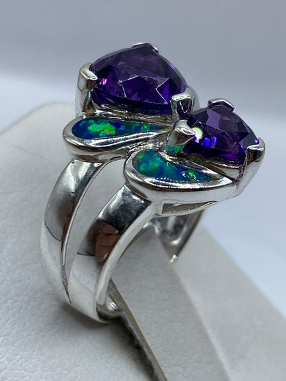 Detalle del engaste artesanal en plata .925 alrededor del ópalo