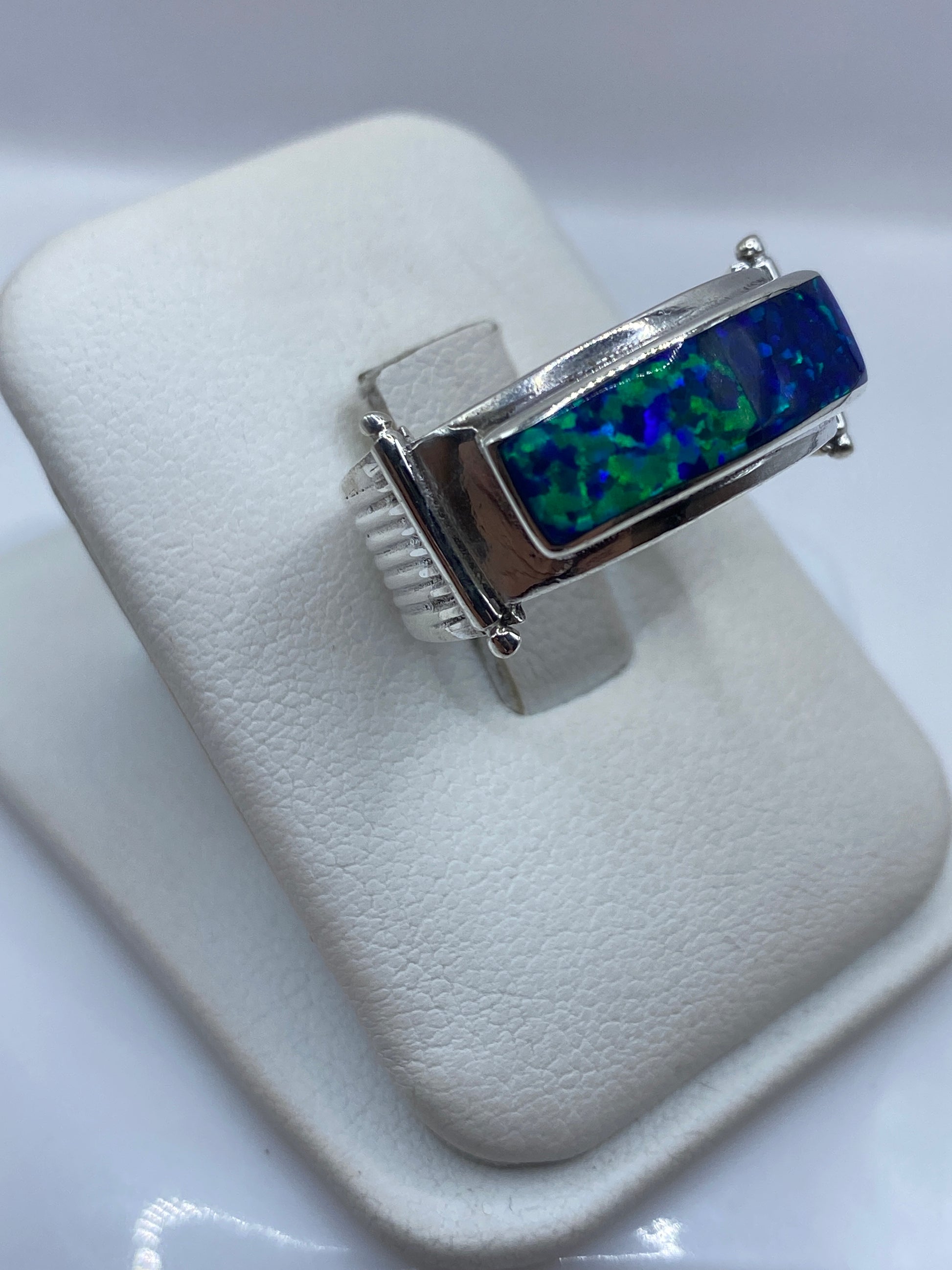Anillo solitario ópalo azul con banda acanalada en plata .950