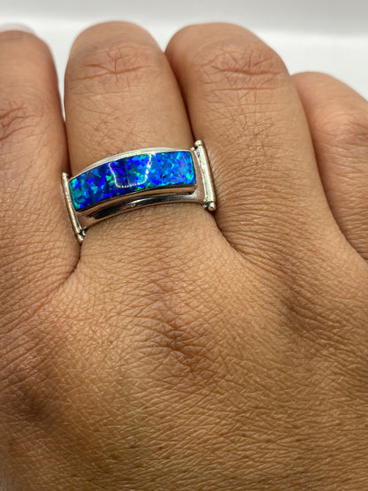 Anillo de plata ópalo en mano, mostrando talla y presencia del diseño