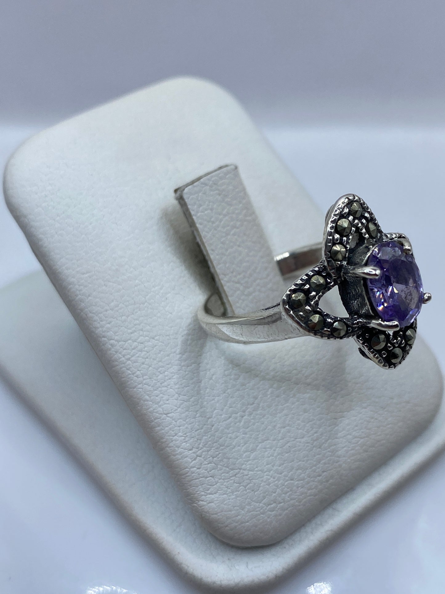 Vista frontal del anillo con alas ornamentales mostrando el detalle del engaste
