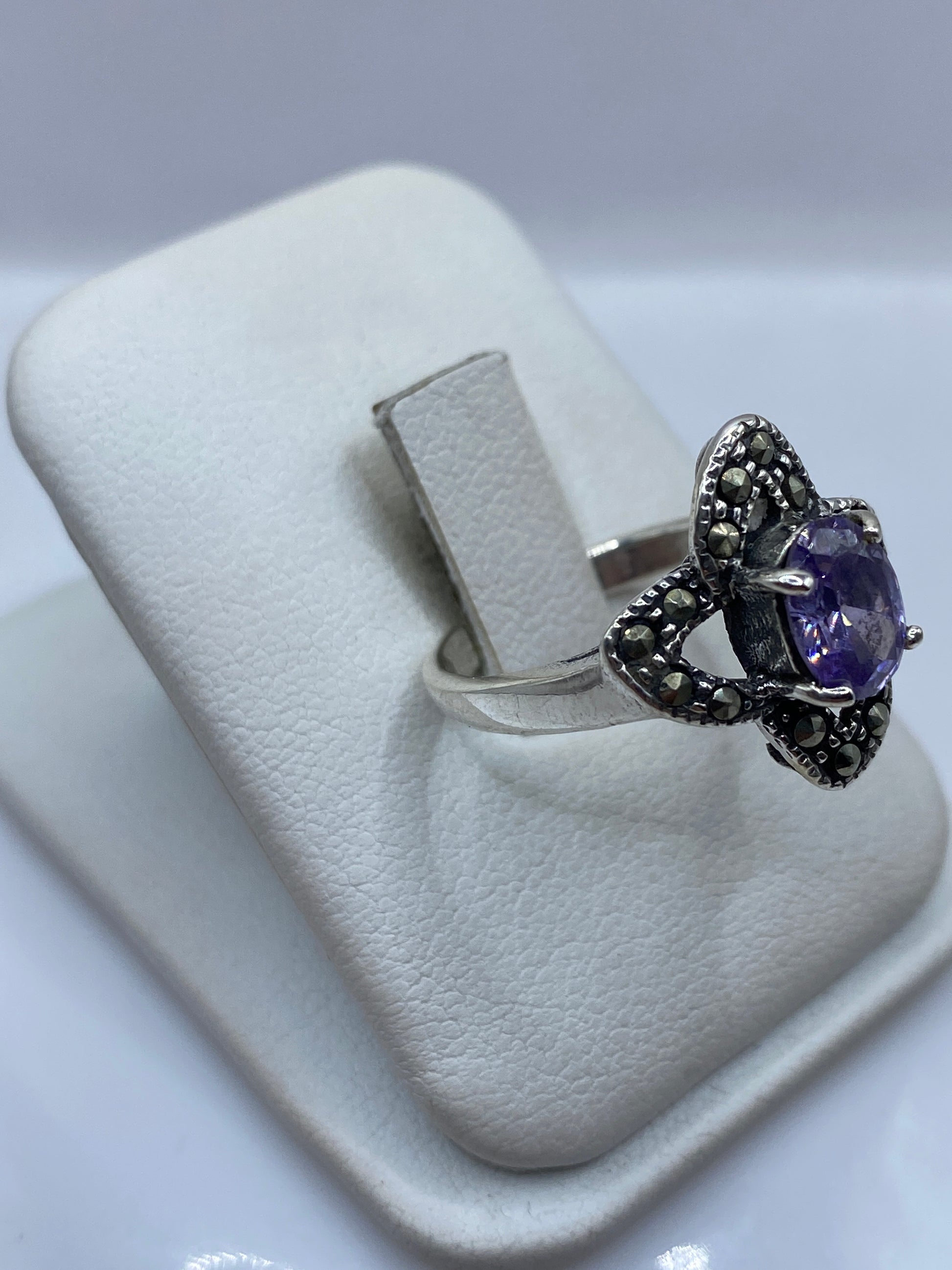 Vista frontal del anillo con alas ornamentales mostrando el detalle del engaste