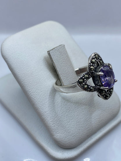 Vista frontal del anillo con alas ornamentales mostrando el detalle del engaste