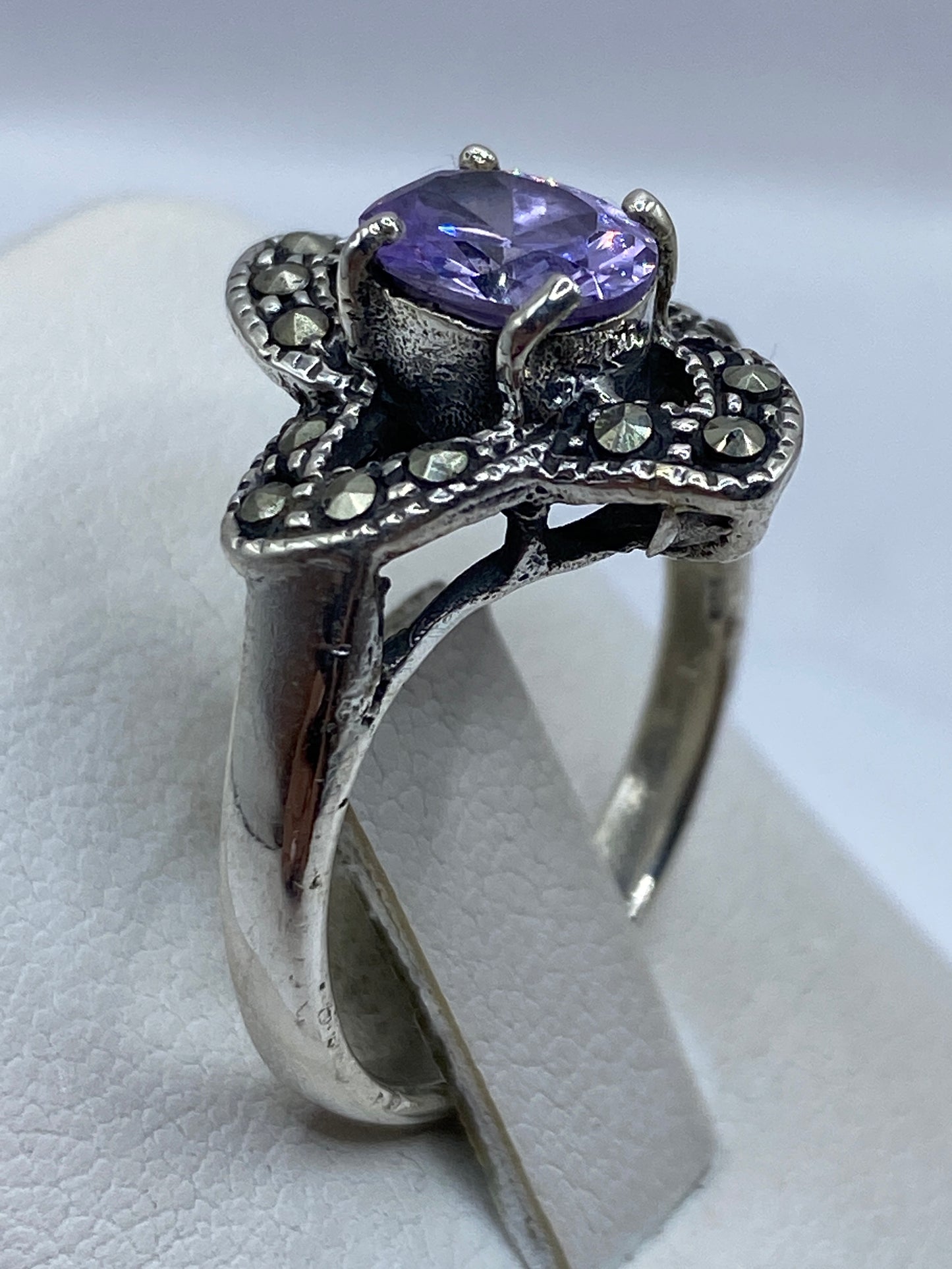 Lado del anillo mostrando la pátina artesanal de la plata .925
