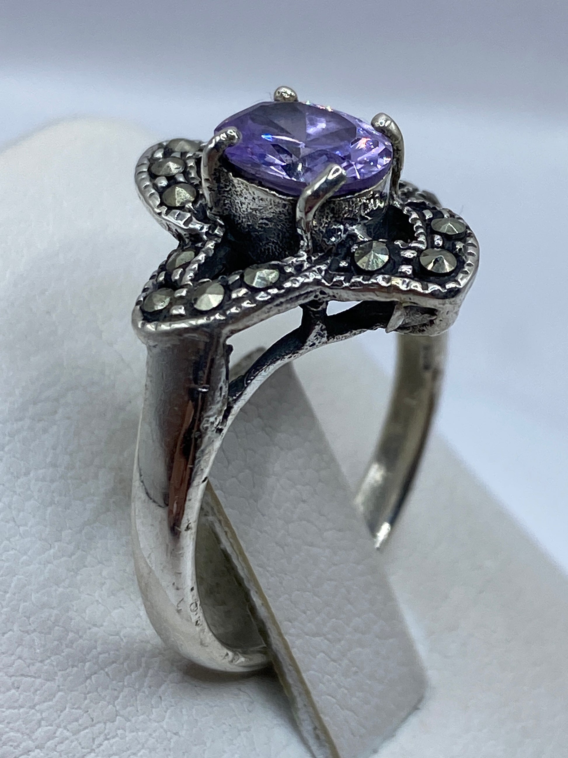 Lado del anillo mostrando la pátina artesanal de la plata .925