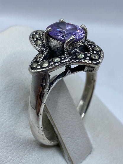 Lado del anillo mostrando la pátina artesanal de la plata .925