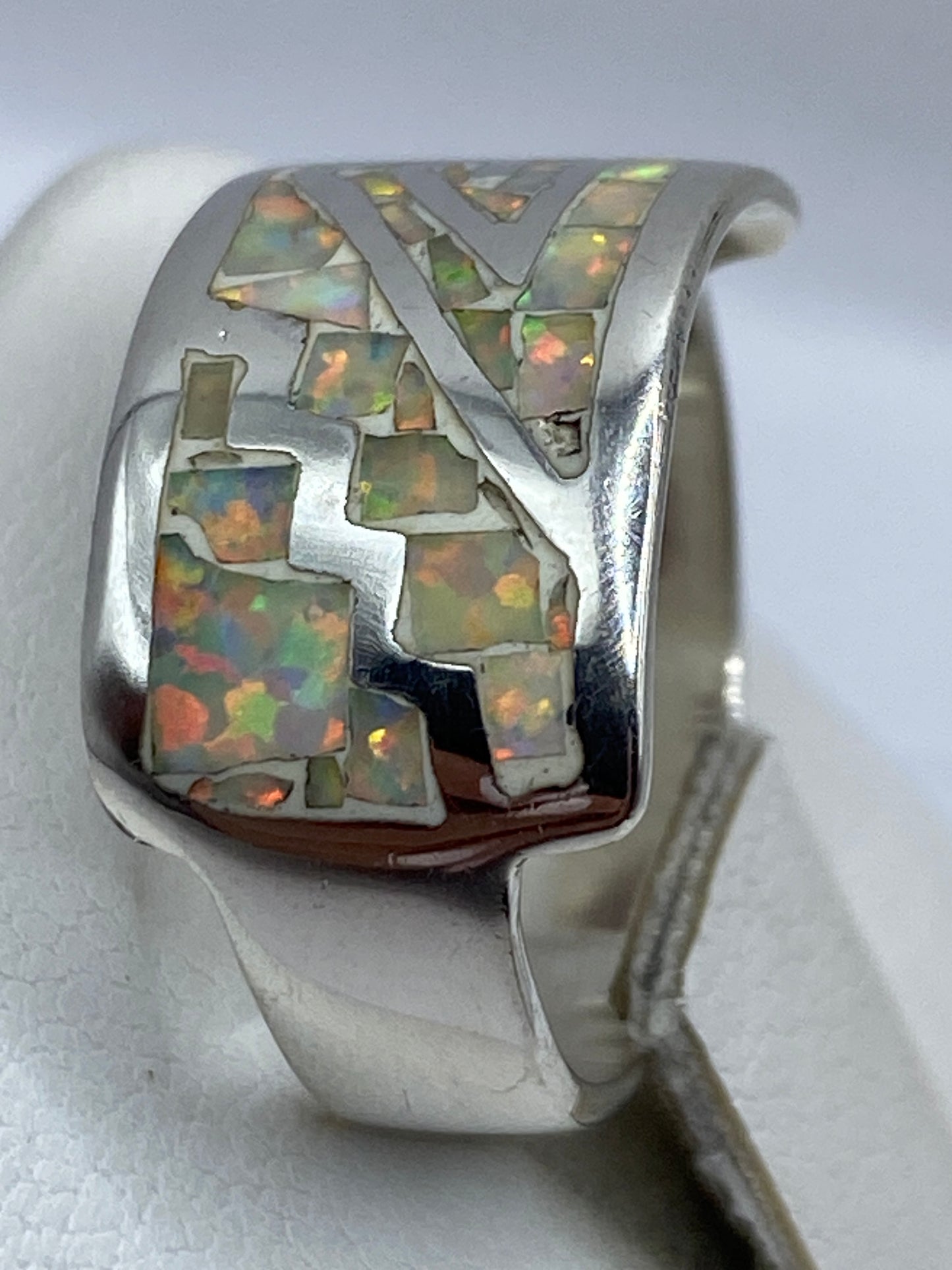 Lateral del anillo en plata .950 con engaste de ópalo de fuego