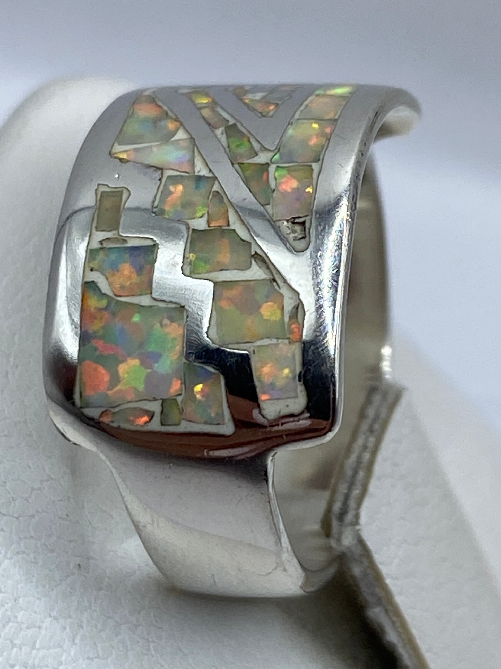 Lateral del anillo en plata .950 con engaste de ópalo de fuego