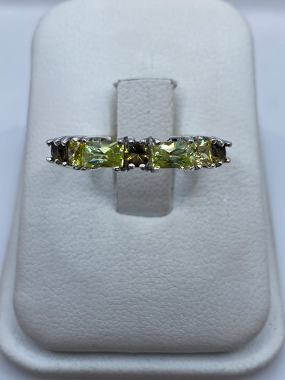Anillo de plata con circonia amarilla en forma de radiante en la mano de una mujer