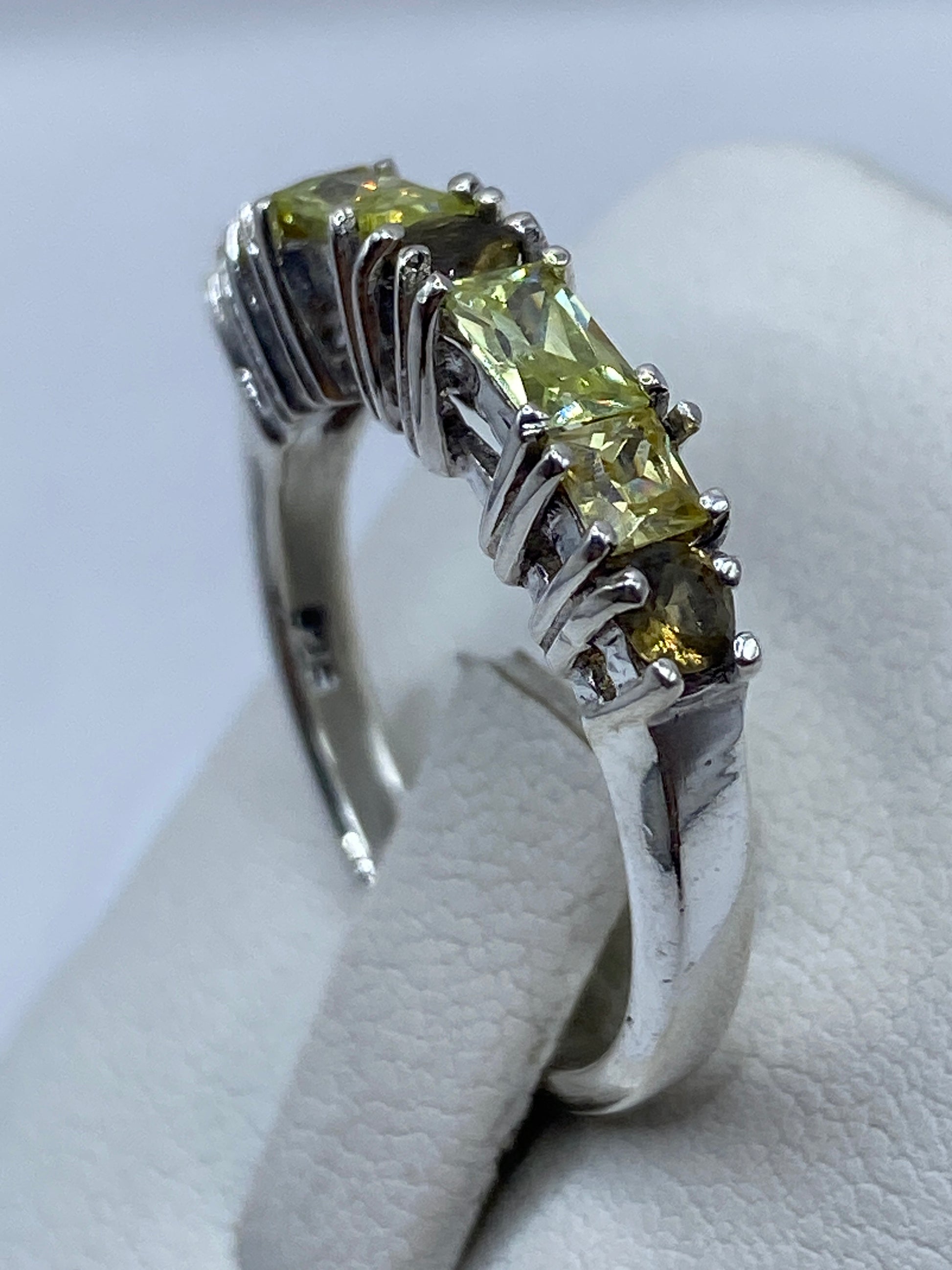 Detalle lateral del anillo solitario con engaste artesanal en Taxco