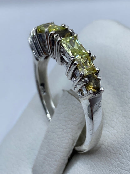 Detalle lateral del anillo solitario con engaste artesanal en Taxco