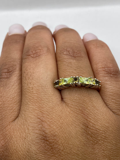 Anillo en plata sobre fondo gris mostrando el sello 925 auténtico