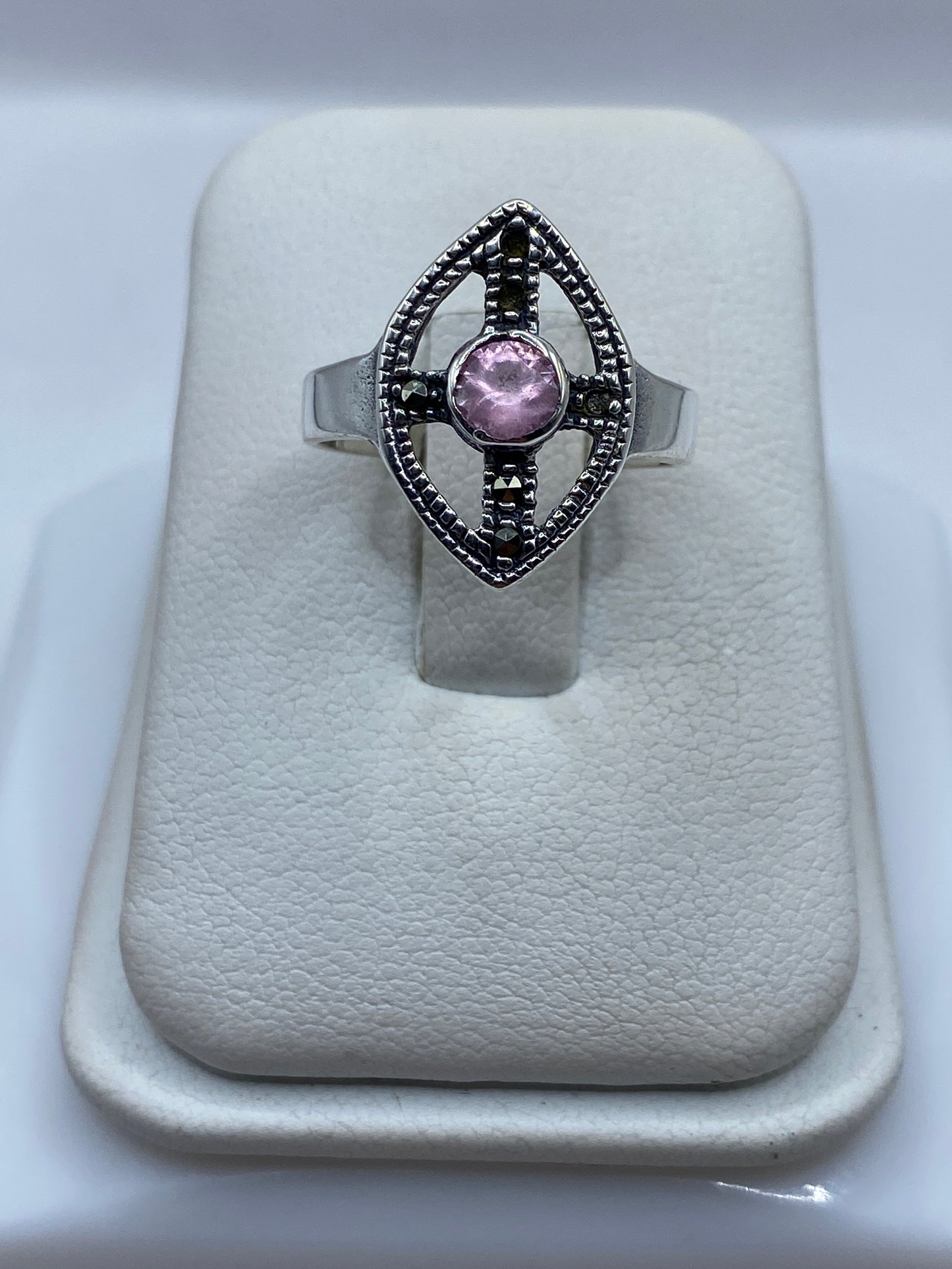 Anillo de plata solitario con circonia rosa brillante en forma ovalada