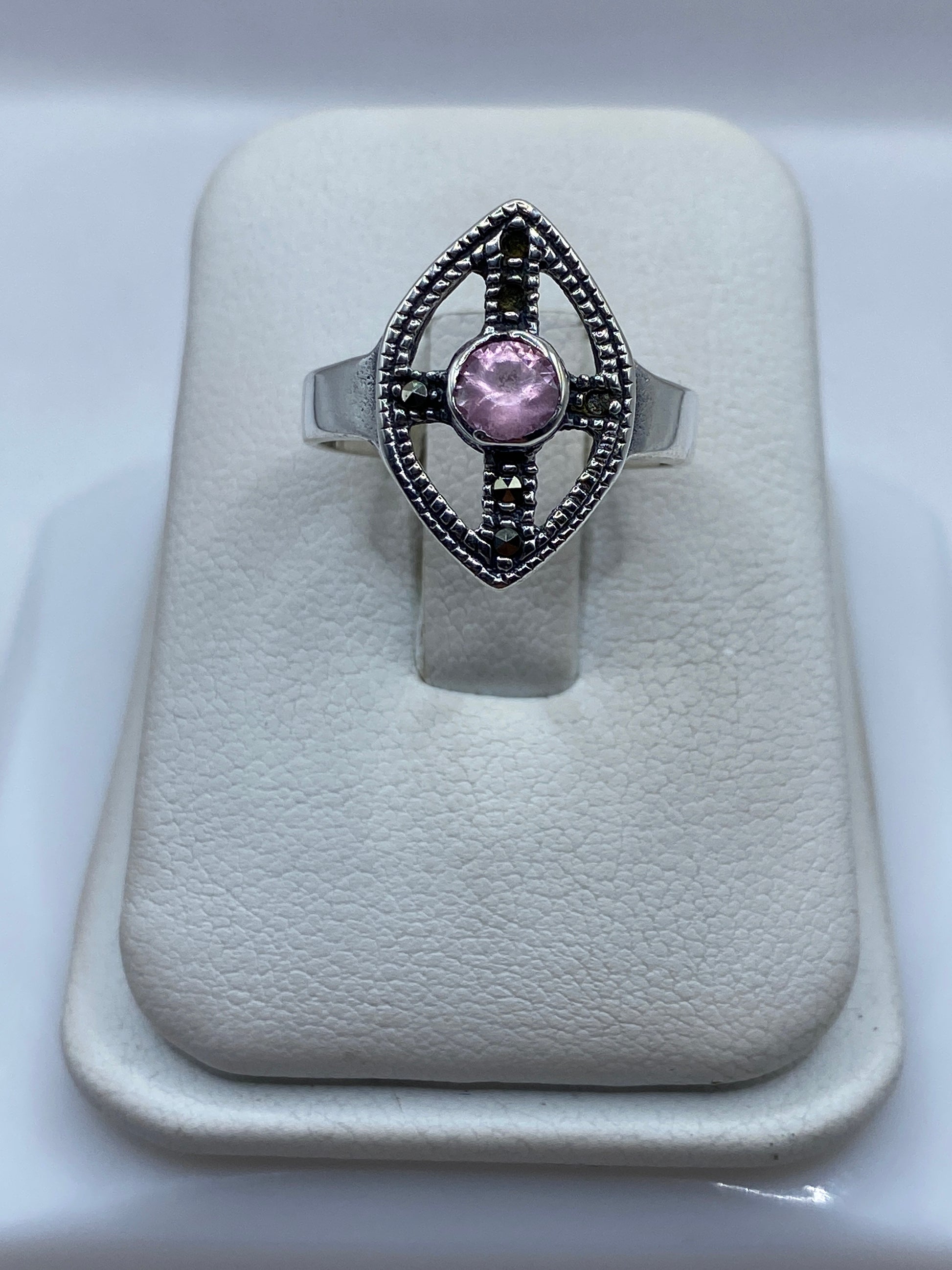 Anillo de plata solitario con circonia rosa brillante en forma ovalada