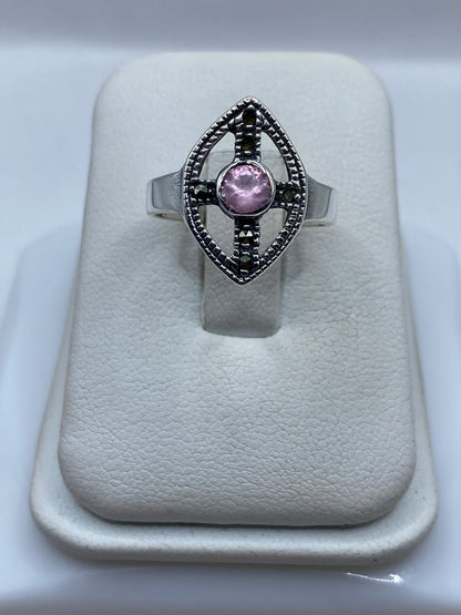 Anillo de plata solitario con circonia rosa brillante en forma ovalada