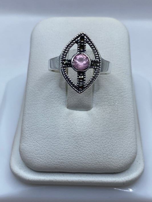 Anillo de plata solitario con circonia rosa brillante en forma ovalada