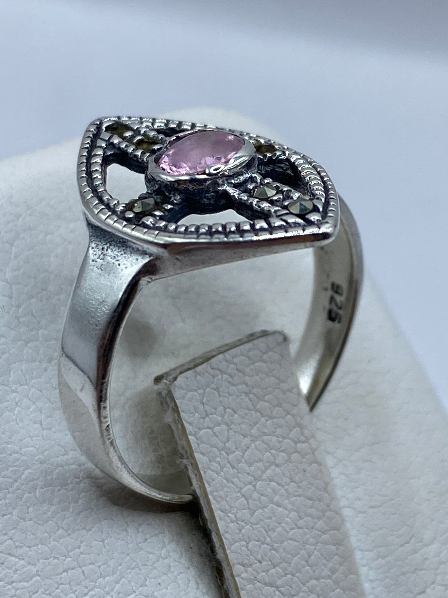 Detalle del engaste a mano de circonia rosa en plata de Taxco