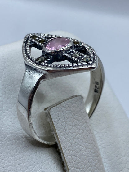 Detalle del engaste a mano de circonia rosa en plata de Taxco