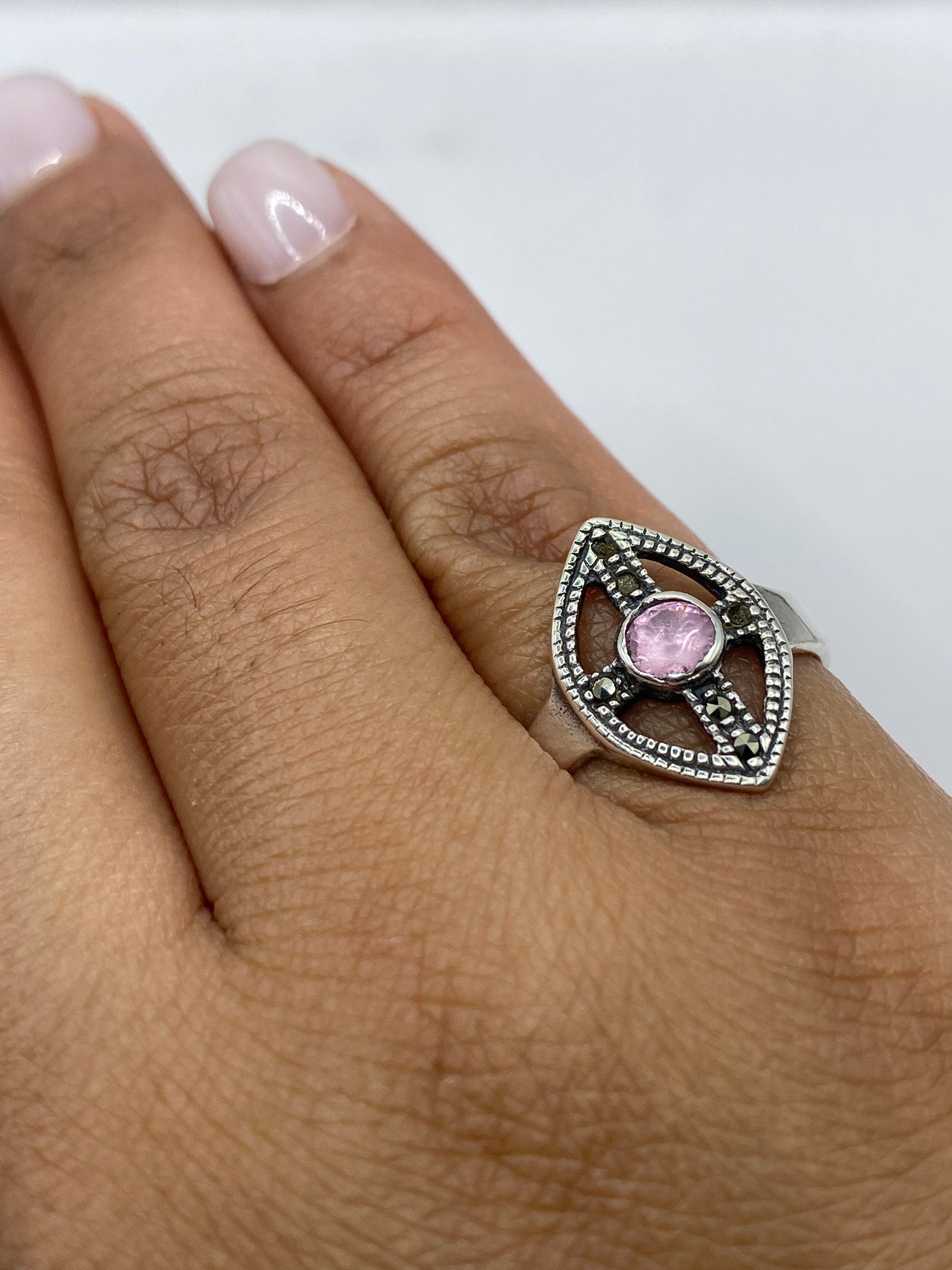 Anillo solitario rosa en dedo de mujer mostrando el brillo diurno