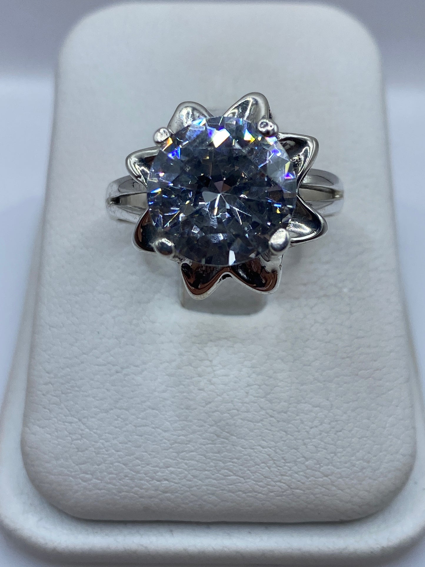 Anillo de plata solitario con circonia cristalina sobre estuche blanco