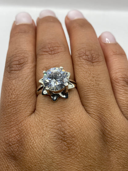Anillo solitario en dedo mostrando el brillo y fuego de la circonia