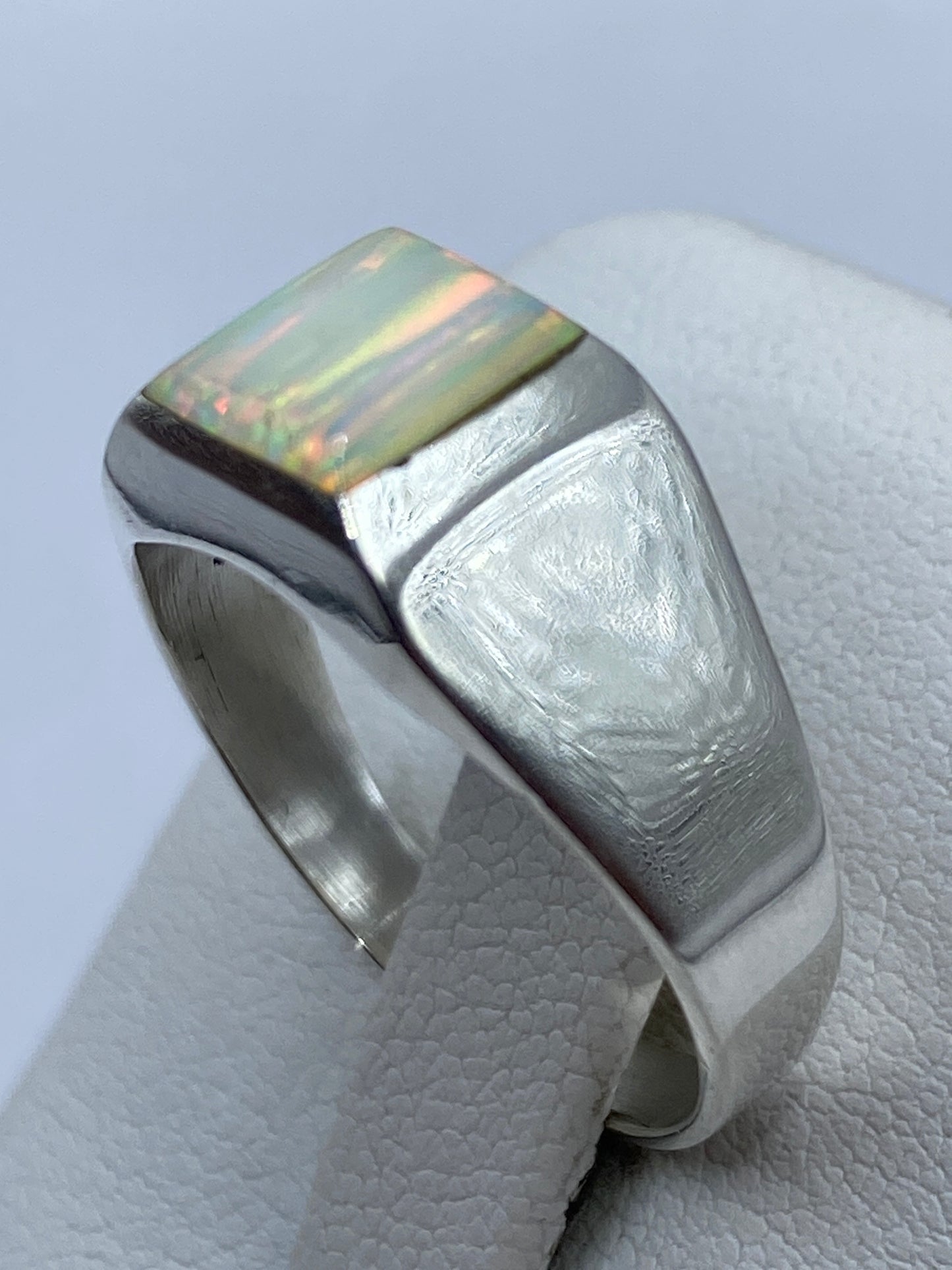 Detalle lateral del anillo de plata pura .950 con sello hallmark visible