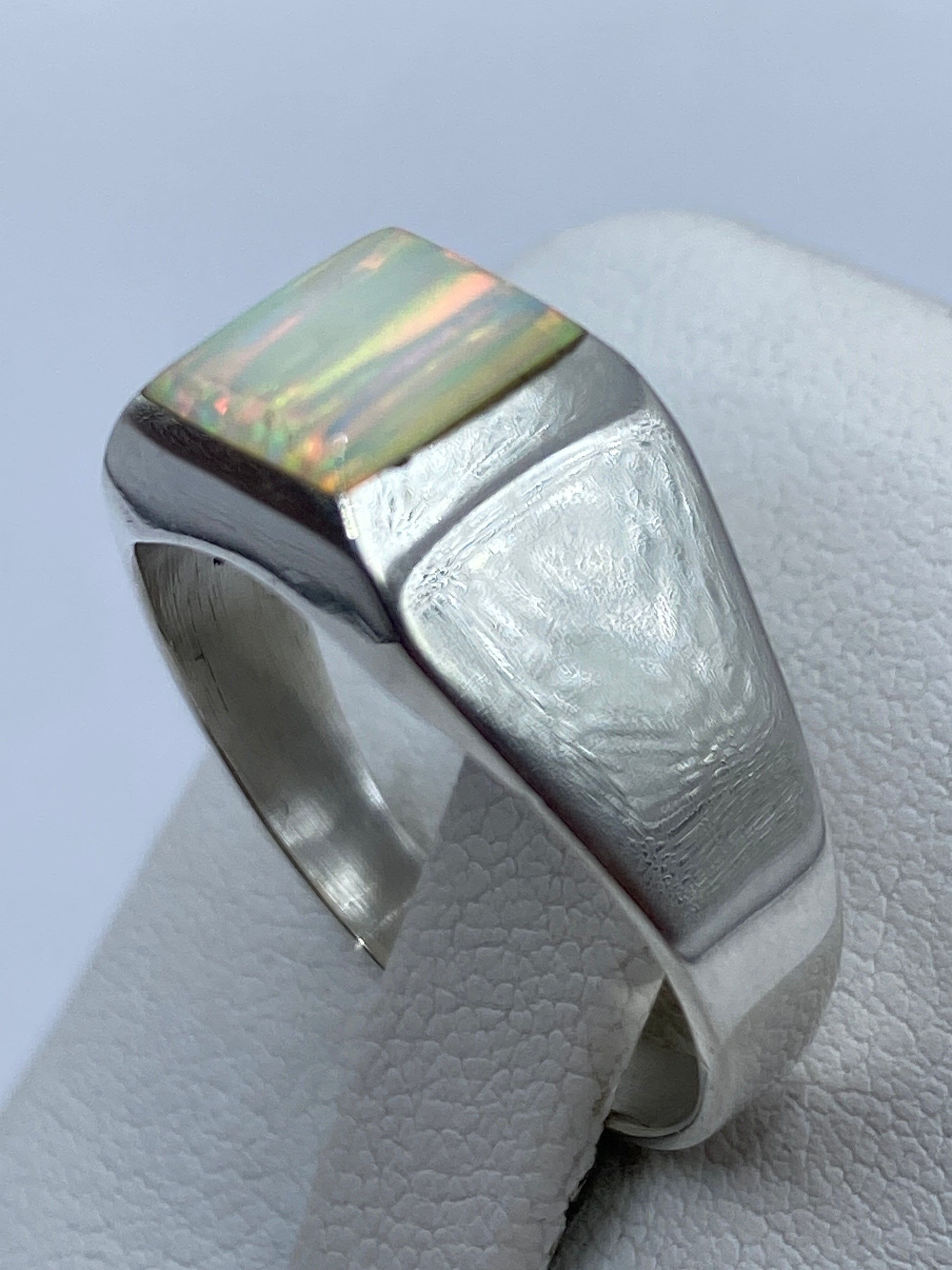Detalle lateral del anillo de plata pura .950 con sello hallmark visible