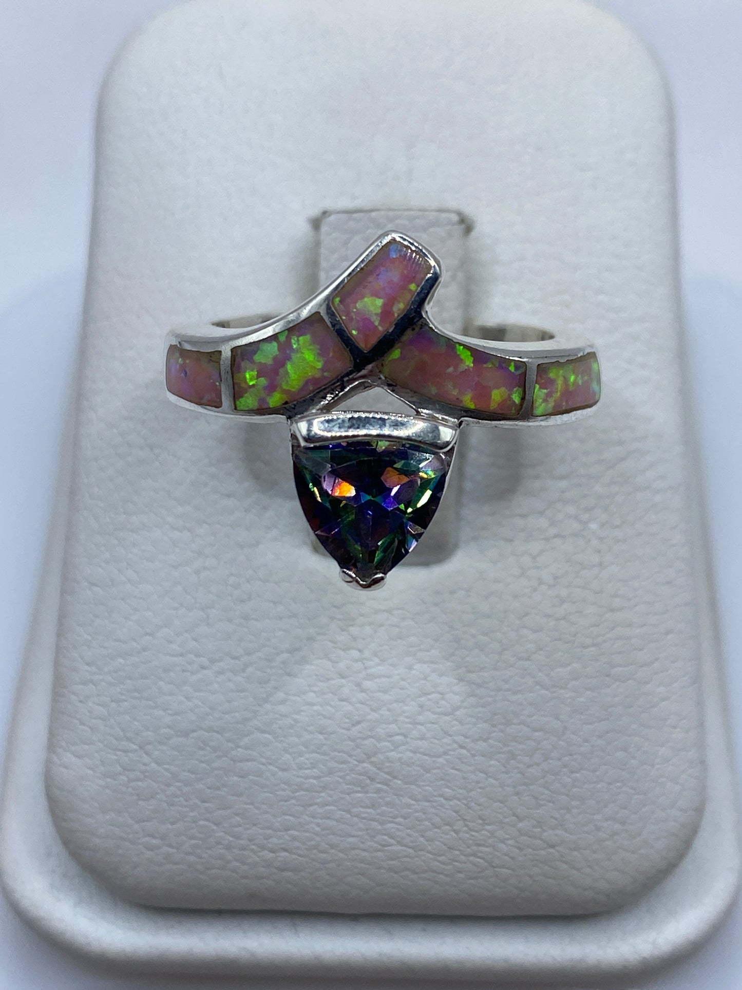 Anillo de plata .950 con ópalo de fuego multicolor en diseño arquitectónico asimétrico