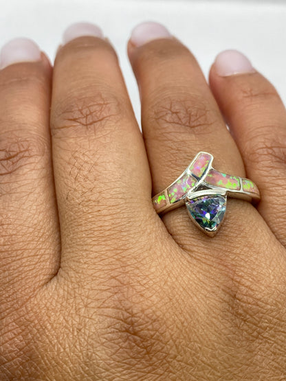 Anillo en la mano mostrando el brillo y los destellos del ópalo de fuego