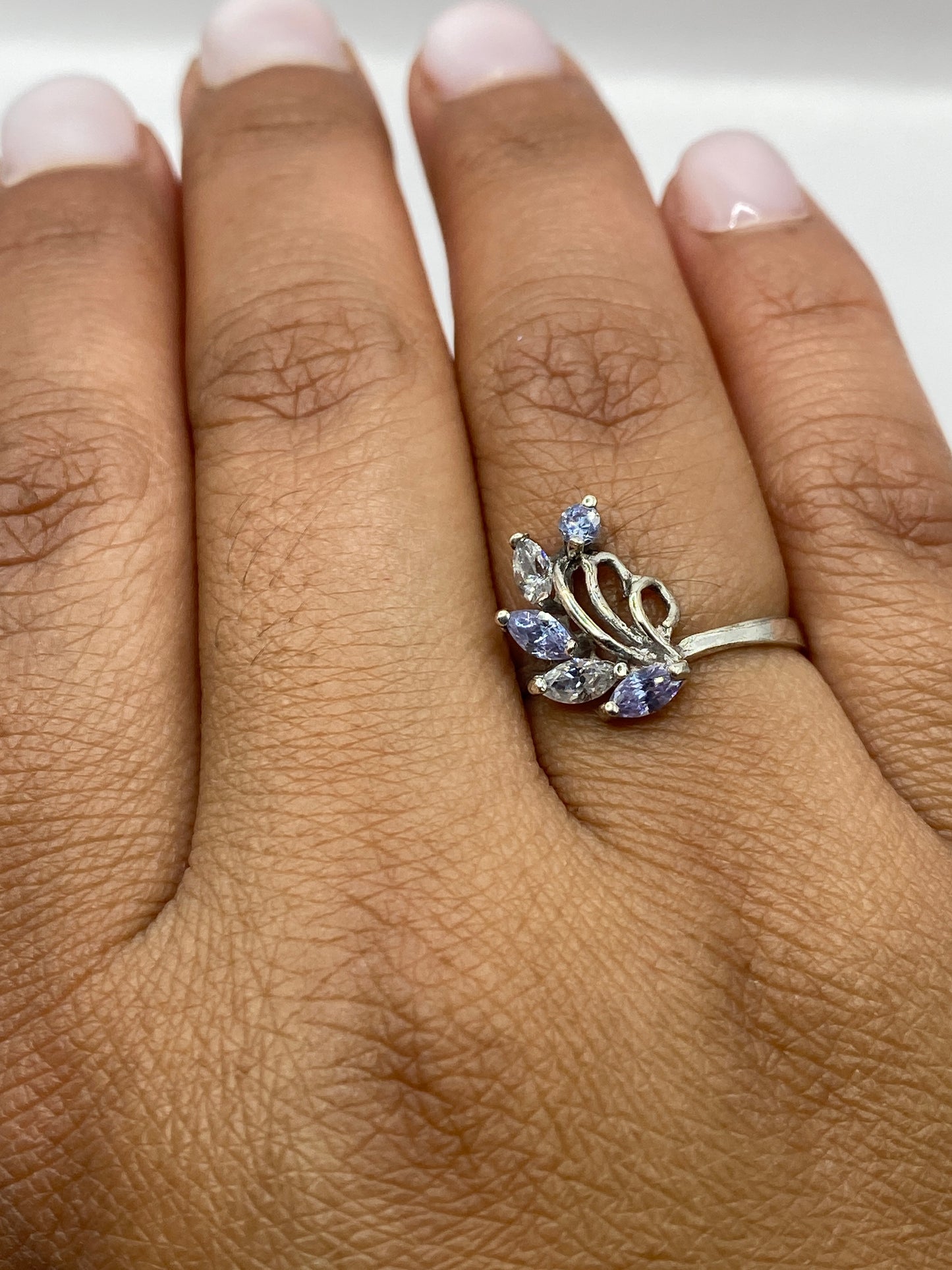 Anillo en la mano mostrando el brillo de la piedra azul