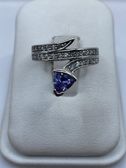 Anillo de plata solitario con circonia morada facetada, bandas envolventes en Taxco