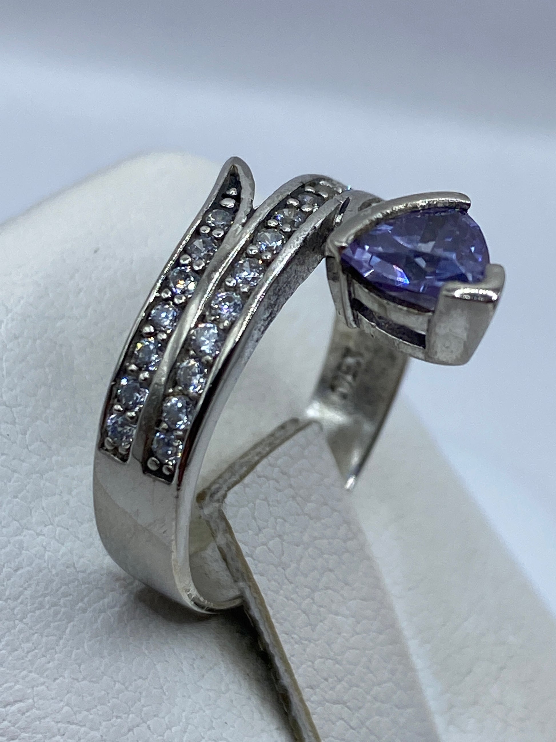 Lateral del anillo morado plata .925 mostrando las bandas y la profundidad del diseño