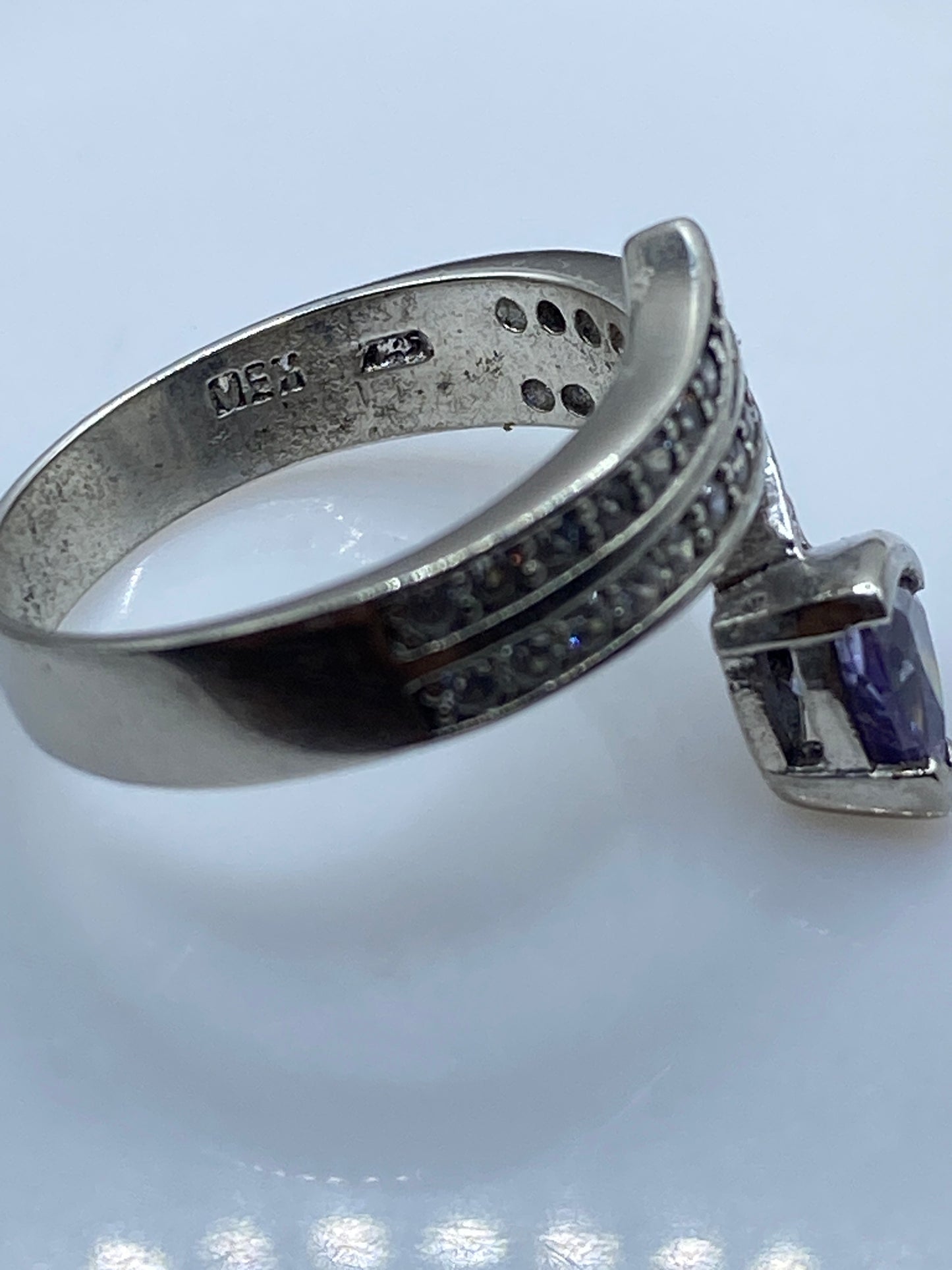 Anillo de Plata Solitario Circonia Morada — Diseño Envolvente — foto 5