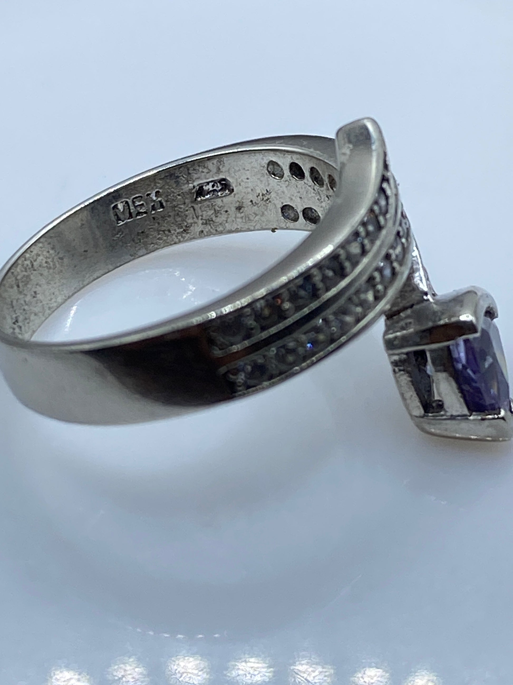 Anillo de Plata Solitario Circonia Morada — Diseño Envolvente — foto 5