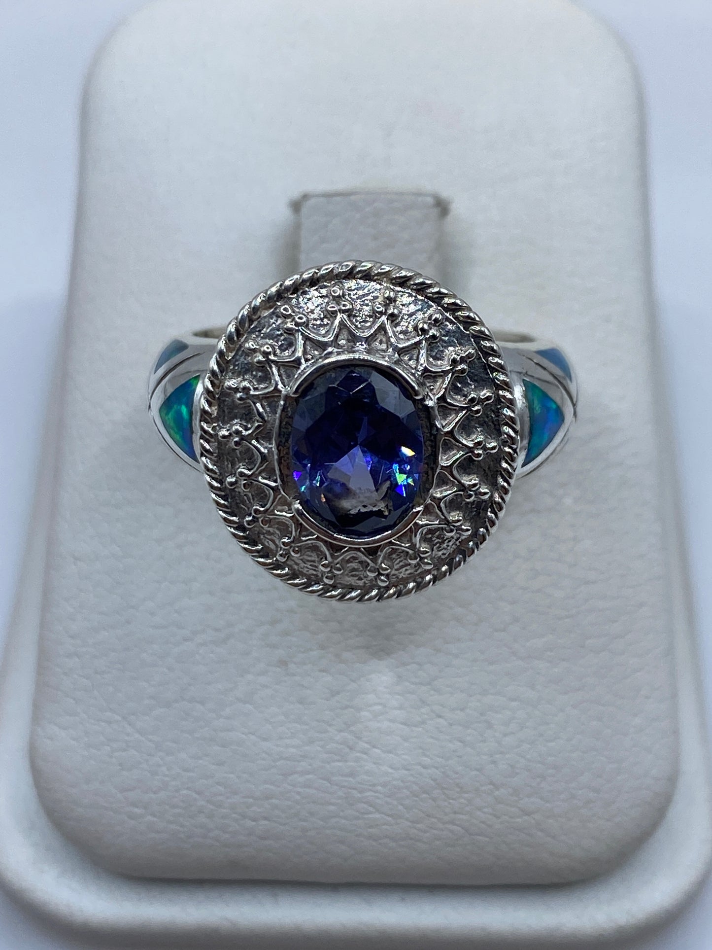 Anillo de plata .950 con ópalo de fuego azul cielo, diseño arquitectónico