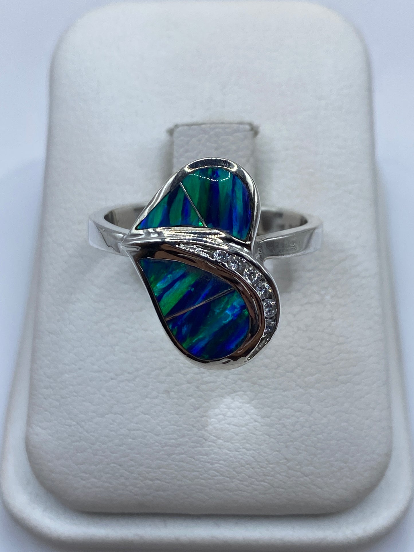 Anillo de plata con doble ópalo de fuego azul y verde en caja de presentación blanca