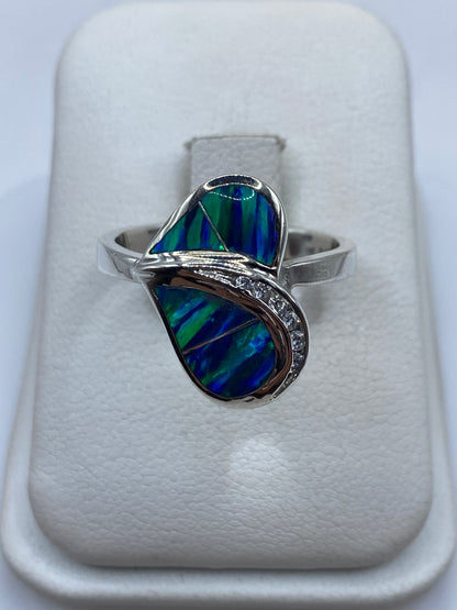 Anillo de plata con doble ópalo de fuego azul y verde en caja de presentación blanca