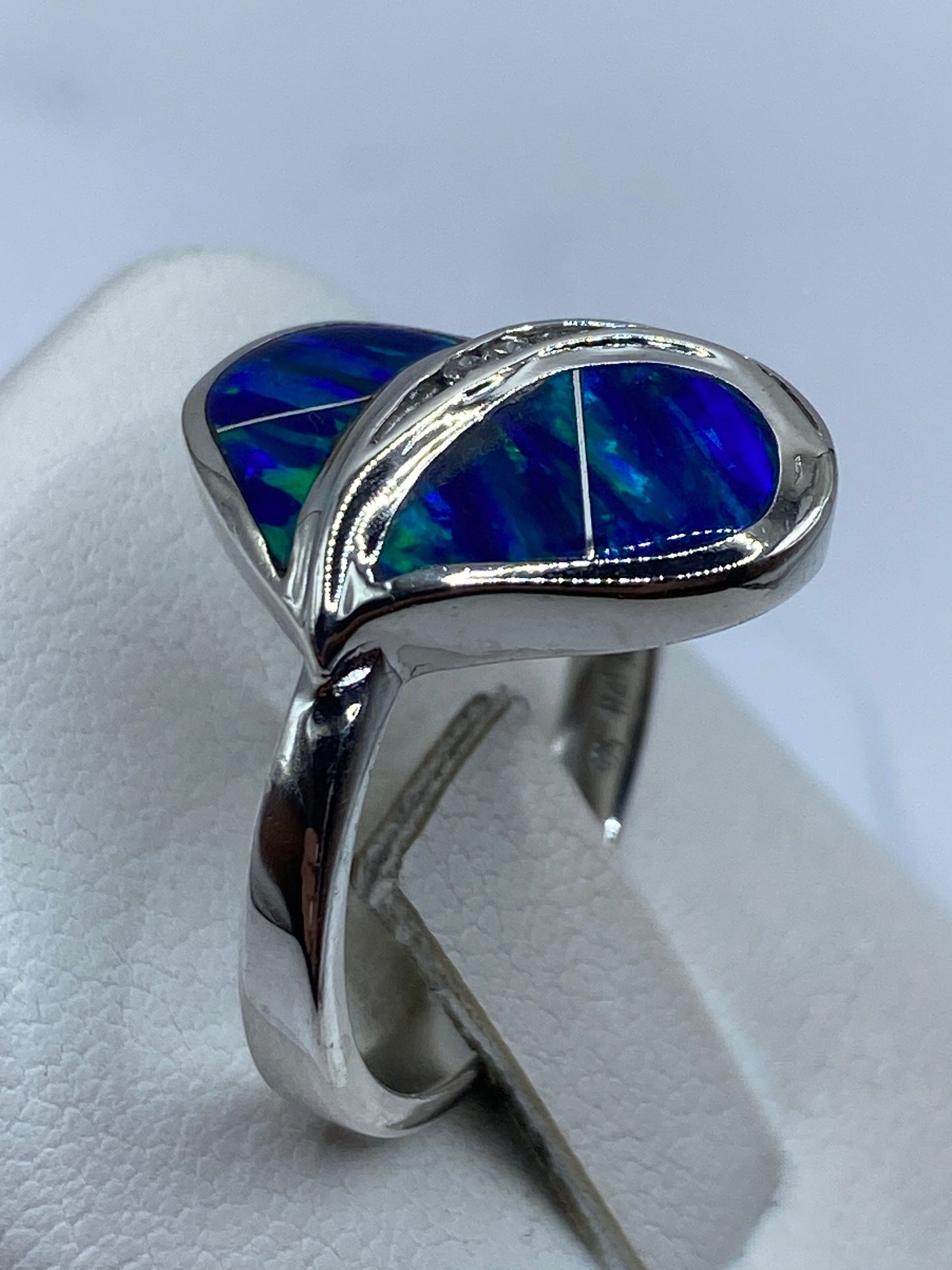 Detalle lateral del anillo en plata .925 con envolvente artesanal alrededor del ópalo