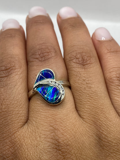 Anillo en dedo mostrando la dimensión y brillo natural del ópalo de fuego en luz natural