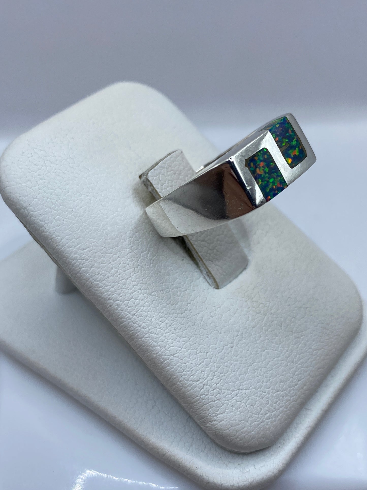 Vista frontal del anillo de plata solitario con ópalo de fuego en diseño cuadrado