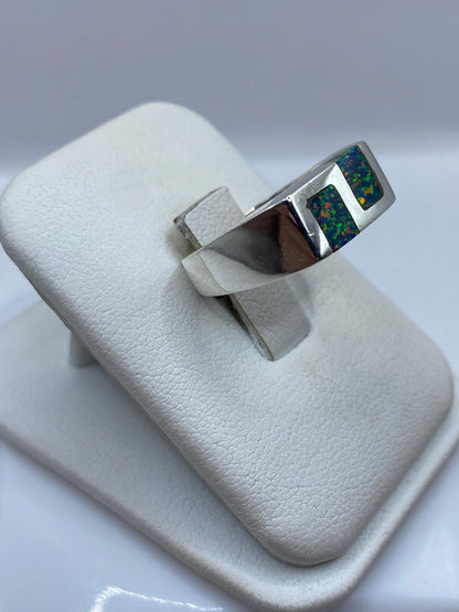 Vista frontal del anillo de plata solitario con ópalo de fuego en diseño cuadrado