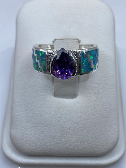 Anillo de plata .950 con ópalo de fuego azul cielo en display blanco, vista frontal