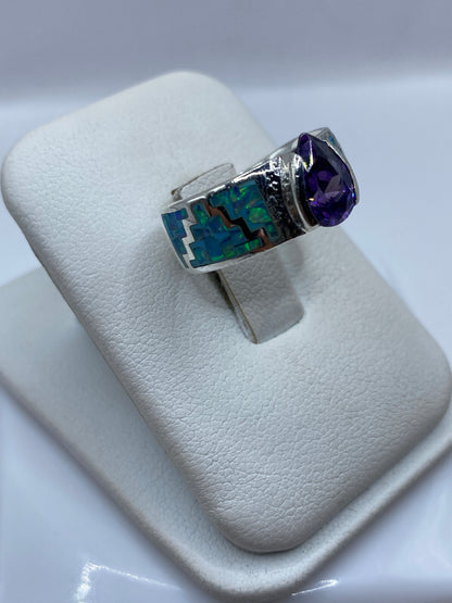 Detalle lateral del anillo mostrando la banda texturizada y el engaste del ópalo