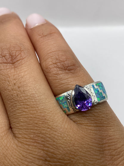 Anillo en mano femenina mostrando el fuego azul y verde del ópalo de Taxco