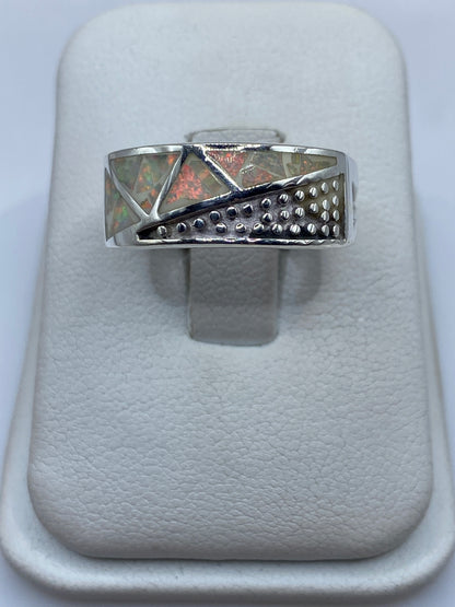 Anillo de plata .950 con ópalo de fuego multicolor mostrando destellos rojo, naranja, azul y verde
